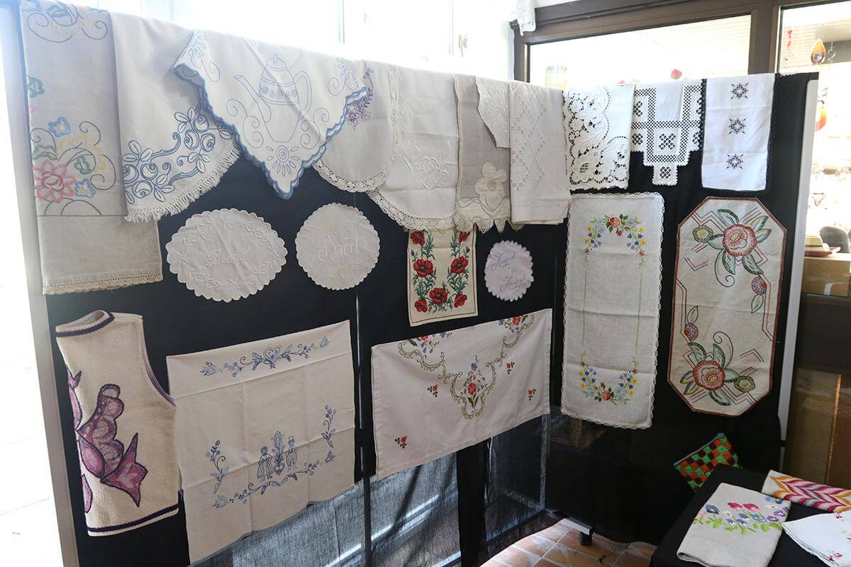 Dette er noe av broderiene laget av flatangringer som er utstilt på Miljøbygget.