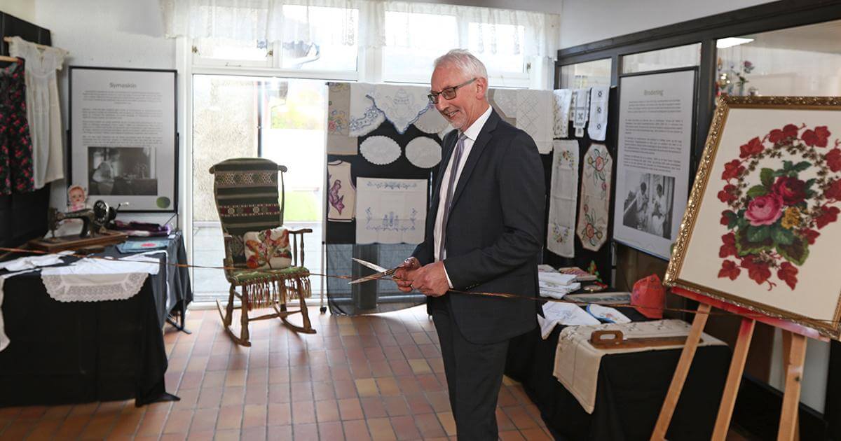 Ordfører Olav Jørgen Bjørkås åpnet utstillinga tirsdag, og den blir stående til 4. november.