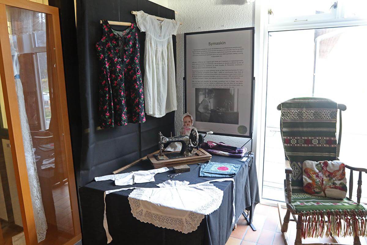 Mange har et forhold til Singer symaskin, og den er med på utstillinga.