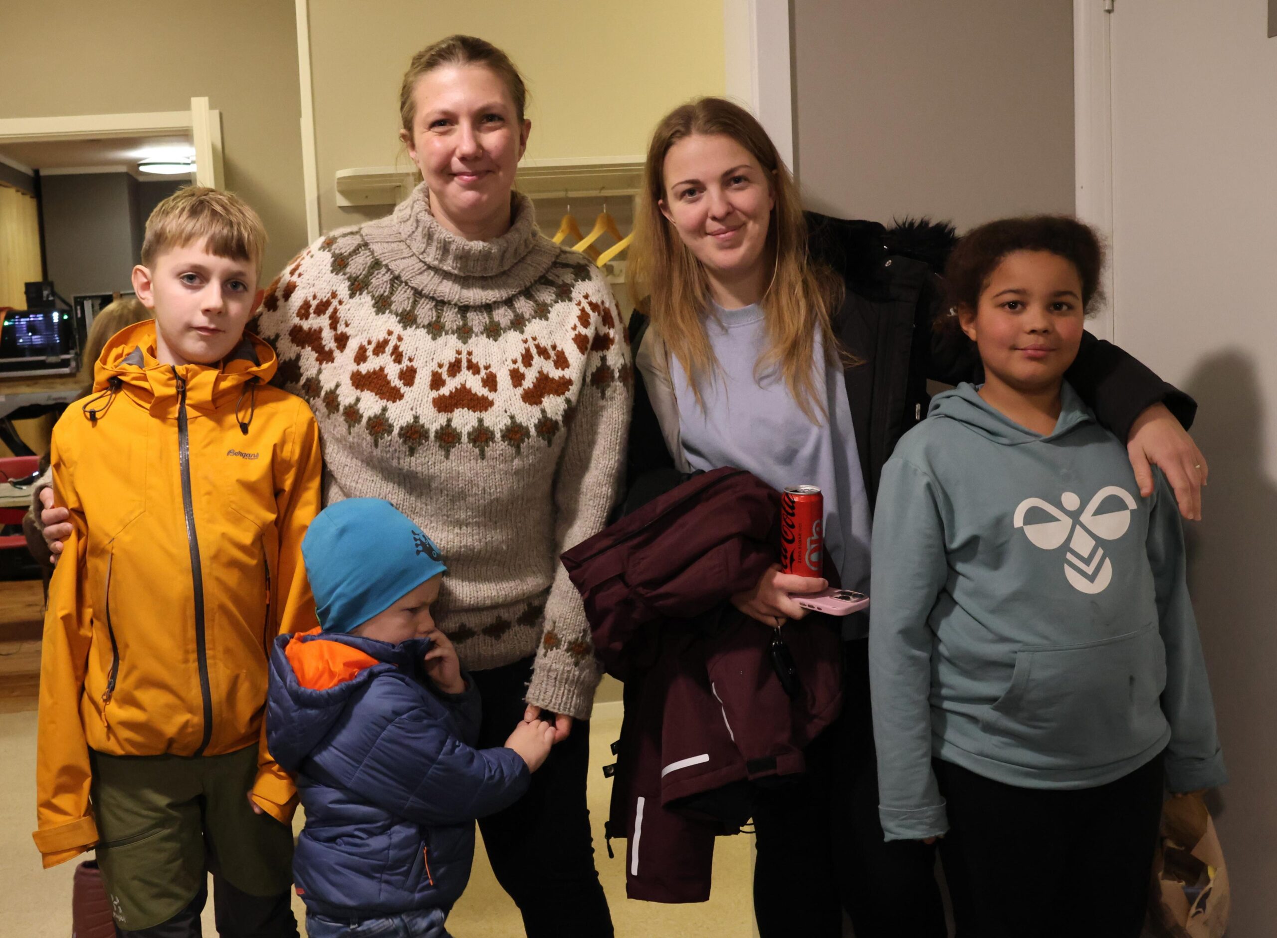Mona Renate H&aring;gensen og Marie Sitter Vatten tok med seg Jakob, Gustav og Anna p&aring; bygdekinoen m&aring;ndag. 