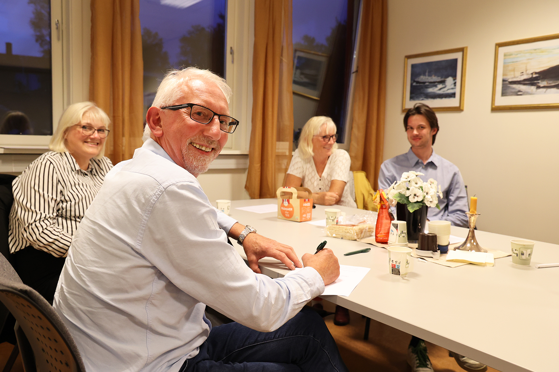 Olav Jørgen Bjørkås undertegner samarbeidsavtalen sammen med Lisbeth Hustad (Ap), Ingeborg Hagerup (SV) og Bendik Forsaa Geving (SV).