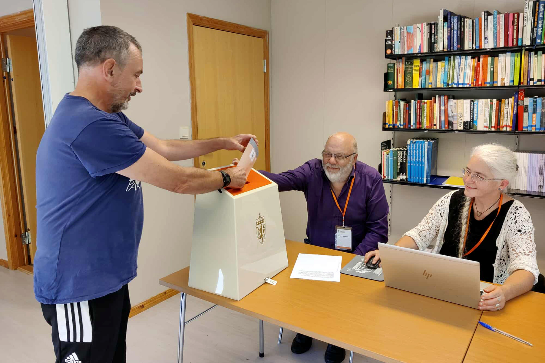 Rune Aagård avgir sin stemme på Jøssund, der valgfunksjonærene Jan Ove Holand og Liv Unni Fløan følger med. (Foto: Privat)