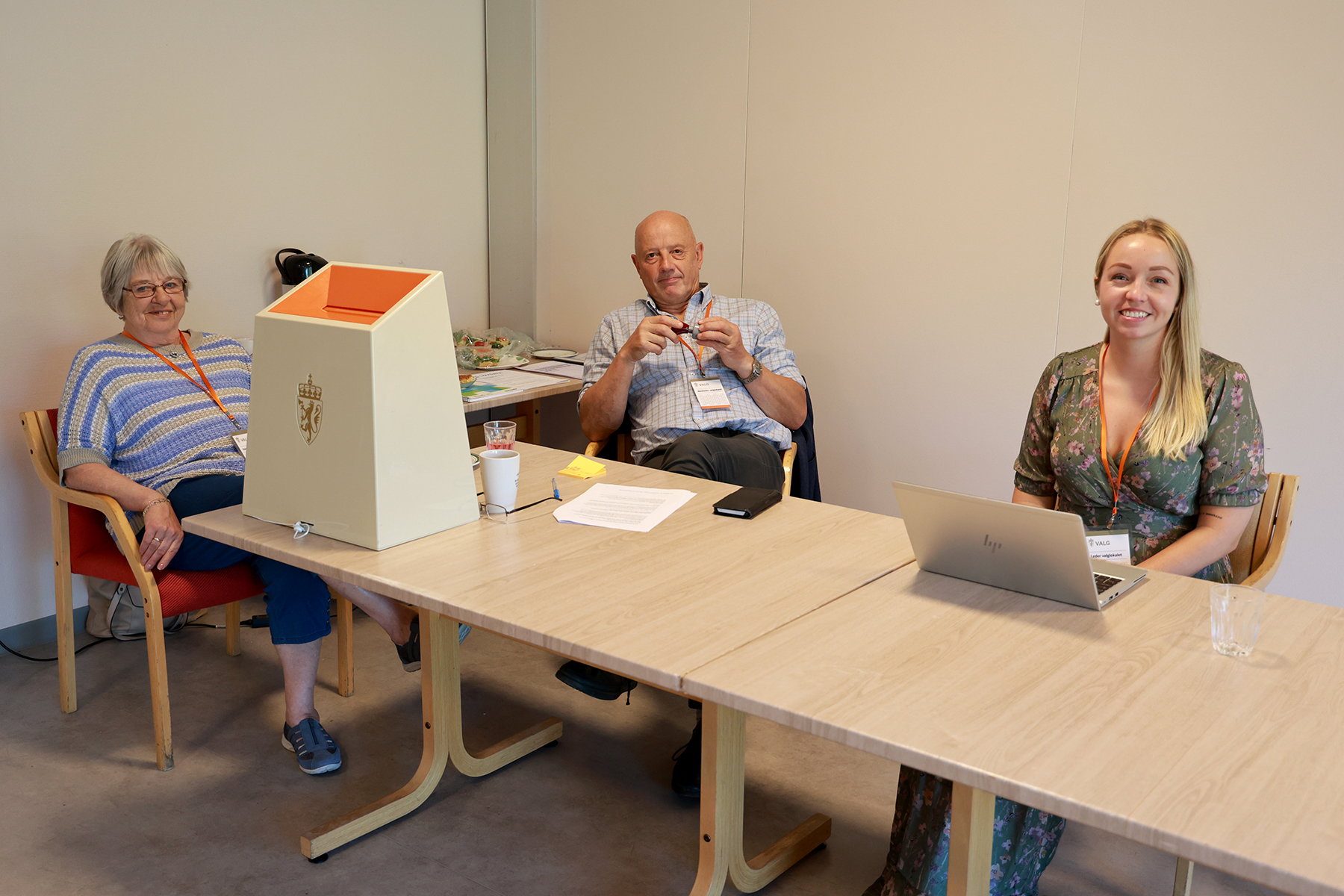 Inger Holmen (til venstre), Gunnar Einvik og Thea Eian Lindseth var valgfunksjonærer i Miljøbygget på Lauvsnes.