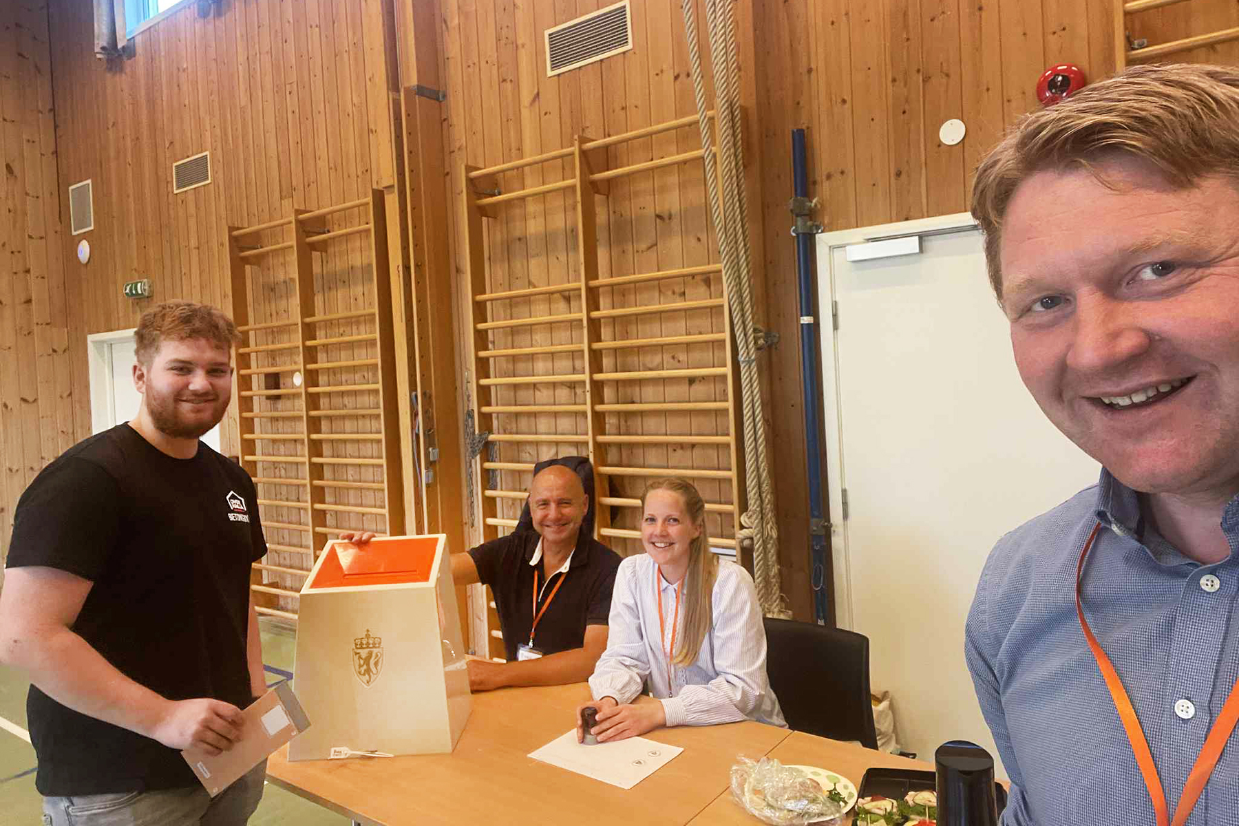 På Utvorda avleverte Håvard Myren sin stemme. Funksjonærer er Nils Myren, Ingrid Myren og Øivind Strøm. (Foto: Privat)