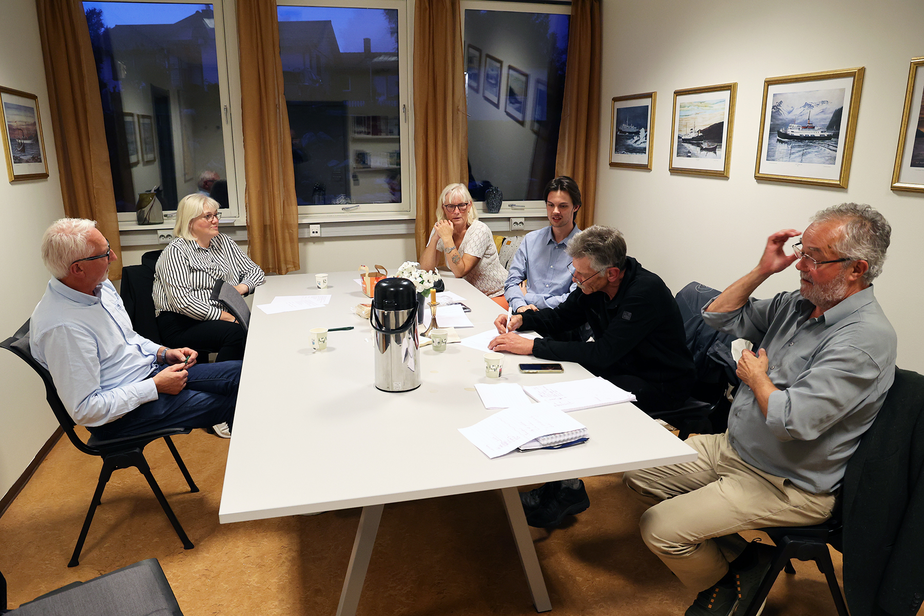 Avtalen er ferdig og signeres. Fra venstre: Olav Jørgen Bjørkås (Sp), Lisbeth Hustad (Ap), Ingeborg Hagerup (SV), Bendik Forsaa Geving (SV), Martin Klocke (Ap) og Per Bårdsen (Ap).