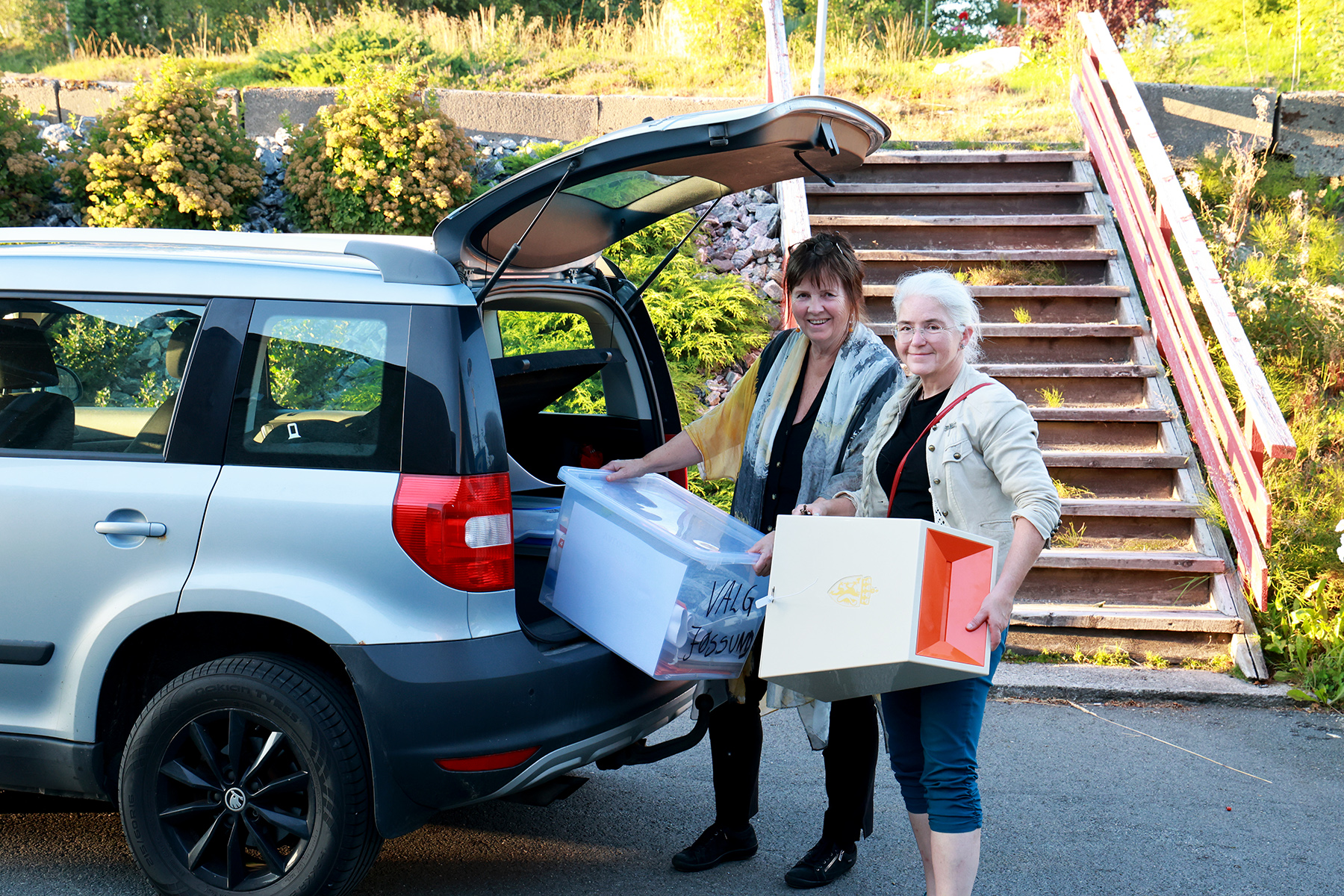 Urnene fra grendene kom inn til Miljøbygget på rad og rekke. Gro Seltveit (til venstre) og Liv Unn Fløan var valgfunksjonærer på Jøssund og hadde med den plomberte urna.