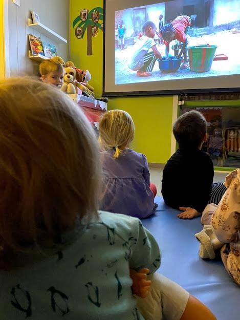 Ungene i Vangan barnehage fikk se hvordan hverdagslivet er for fem år gamle Nanah.