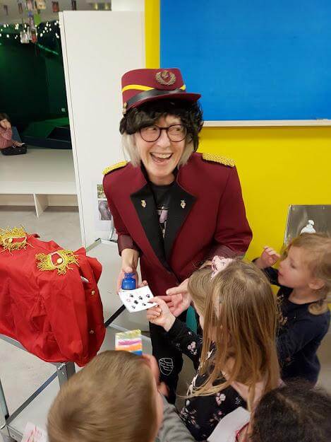 Guri Dahle Olsen sjekket billettene til ungene som skulle "fly" til Sierra Leone.