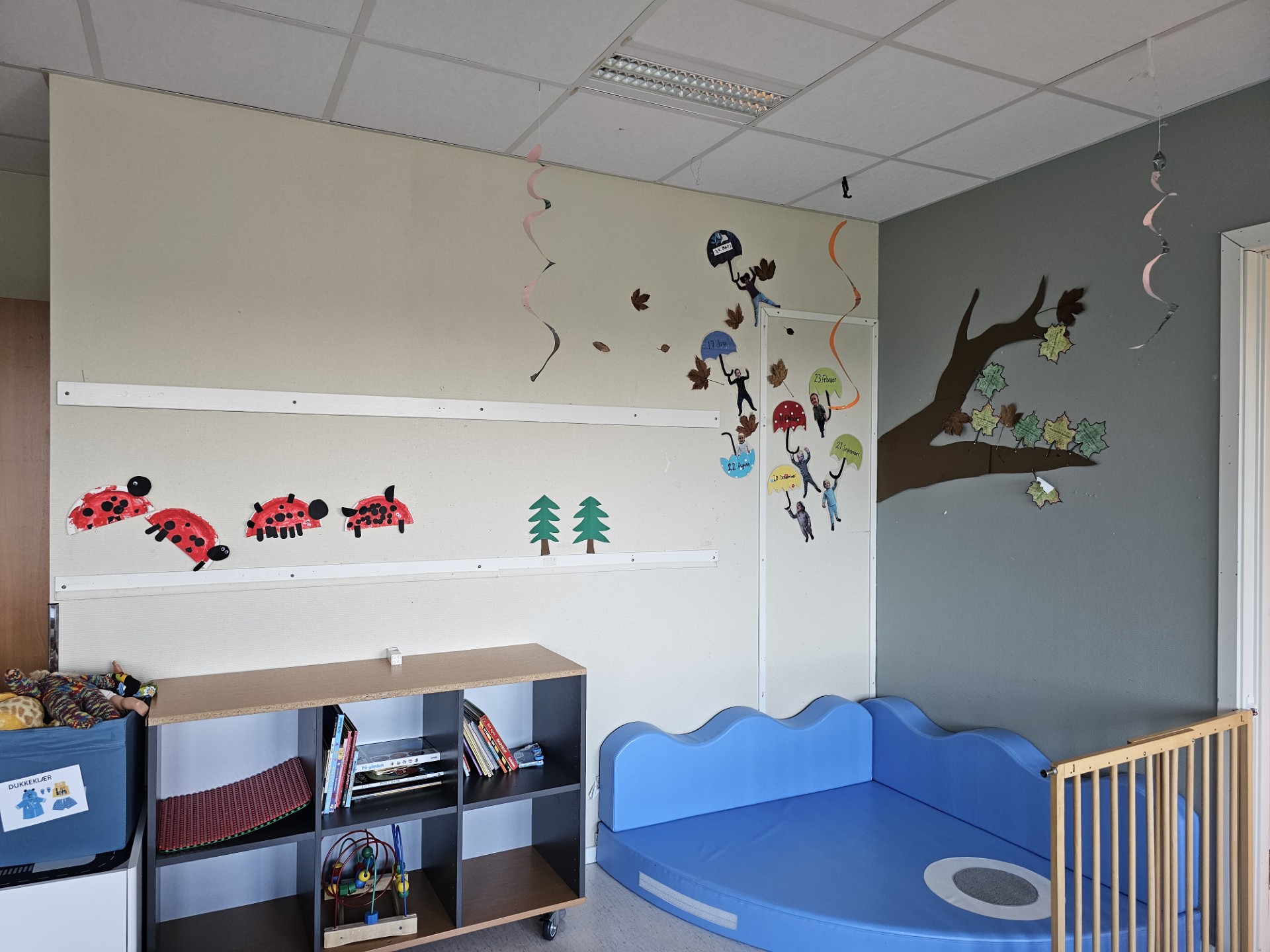 Slik så veggen i barnehagen ut da de begynte prosessen. Foto: Mari-Liis Olsen.