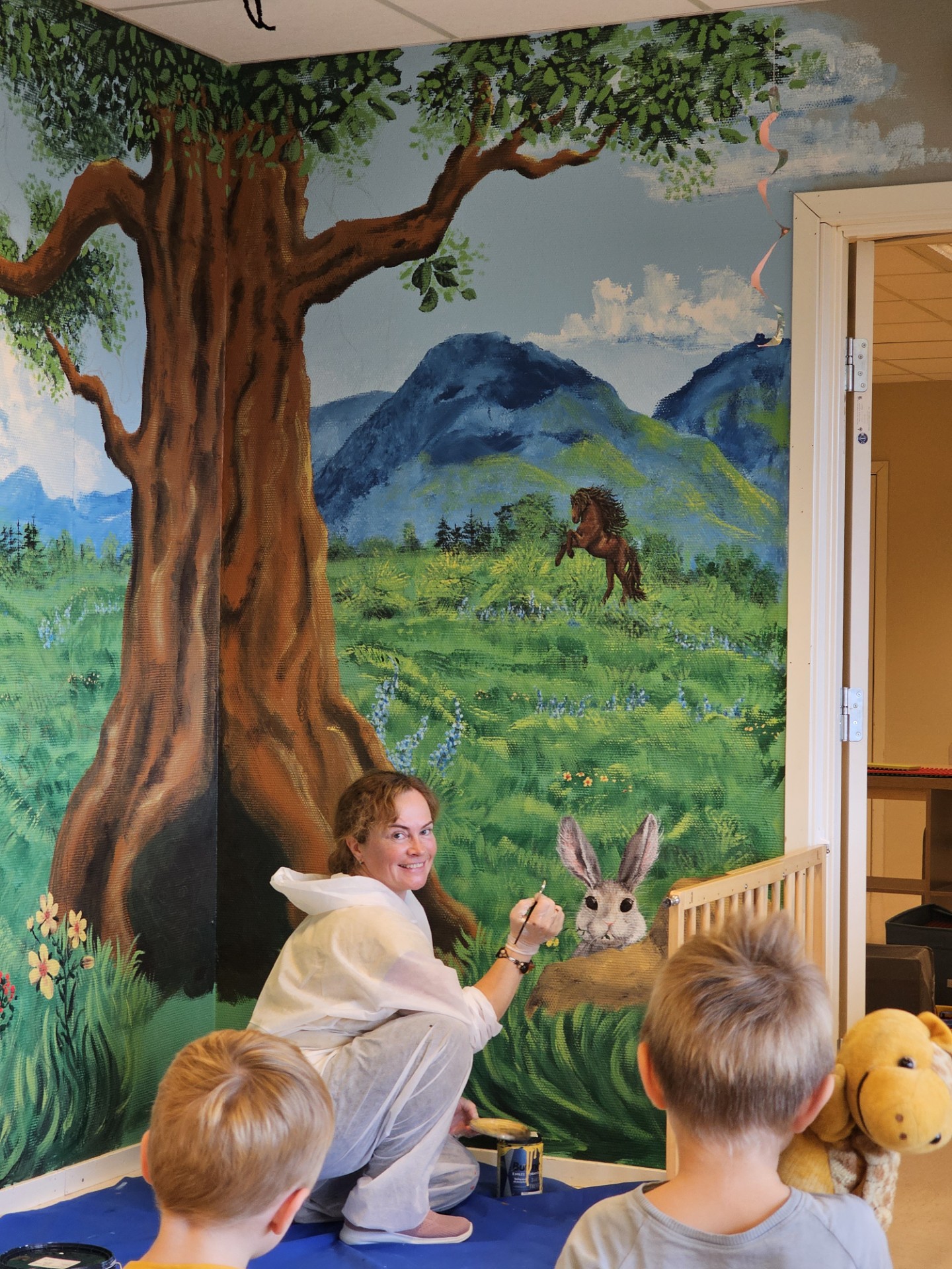 Her er Mari-Liis Olsen i full sving med å omsette barnehagebarnas forslag til ferdige bilder. Foto: Privat.