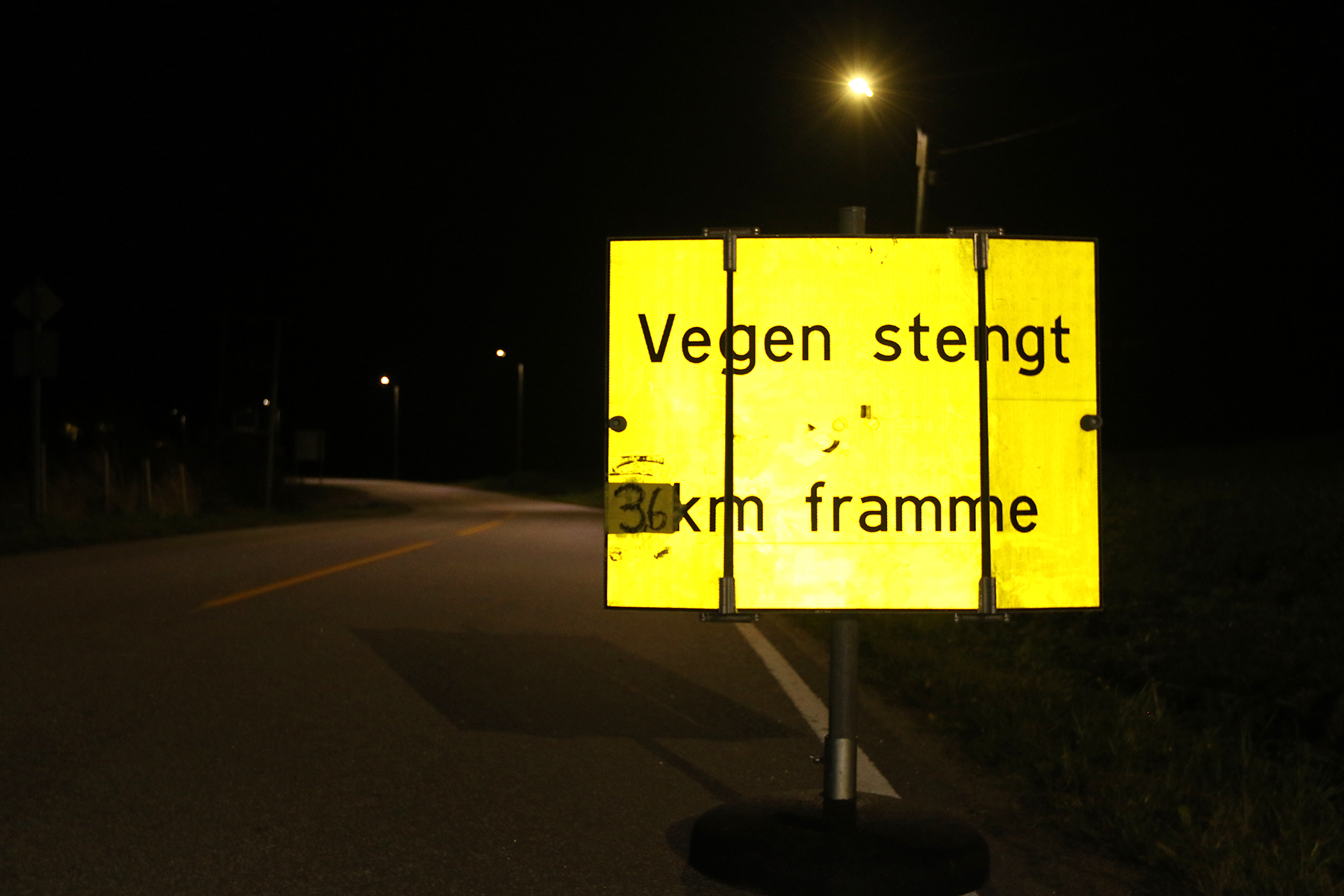 Veistenging fra kl. 23.00 ble varslet med skilt på Tøtdal og Sjøåsen.