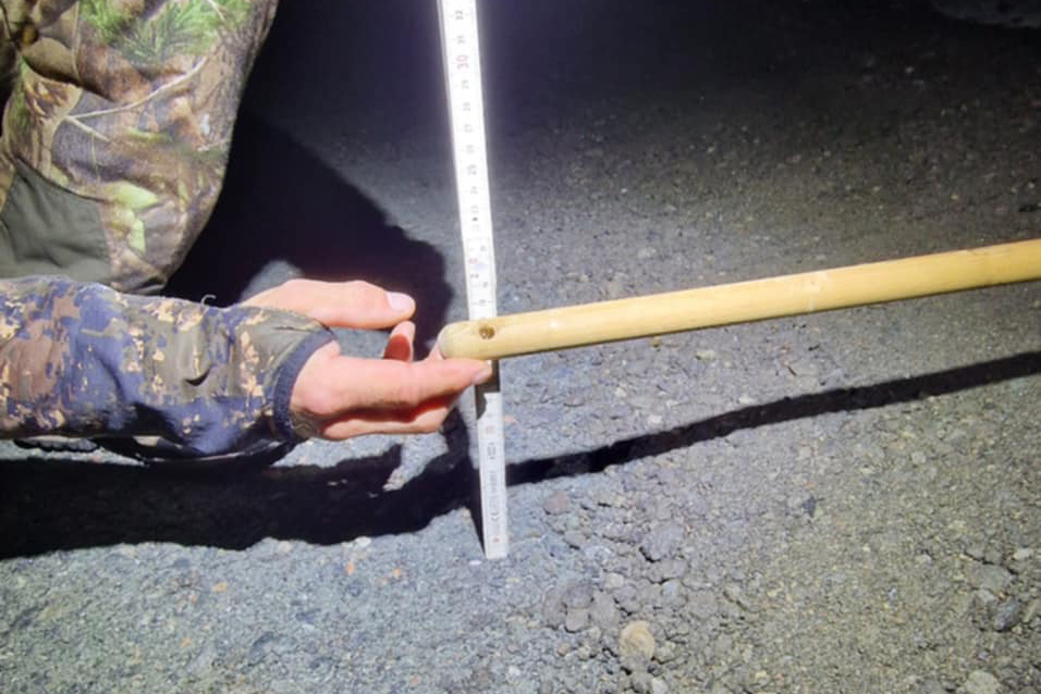 På den ene sida var det 15 centimeter, på den andre 18 centimeter dybde. (Foto: Helge Kristiansen)