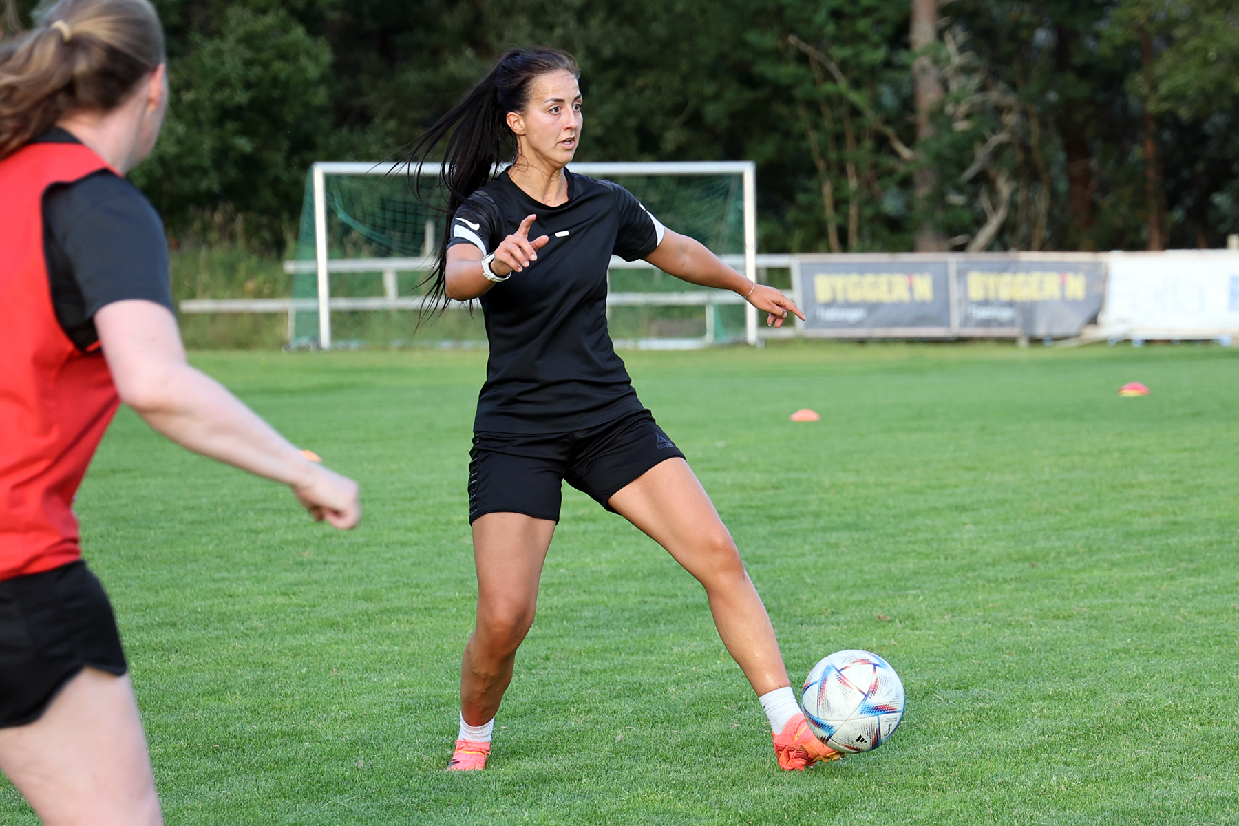 Victoria Bentzen har meldt overgang fra Nessegutten til Flatanger, og spiller sin f&oslash;rste kamp i helga. Her fra onsdagens trening.
