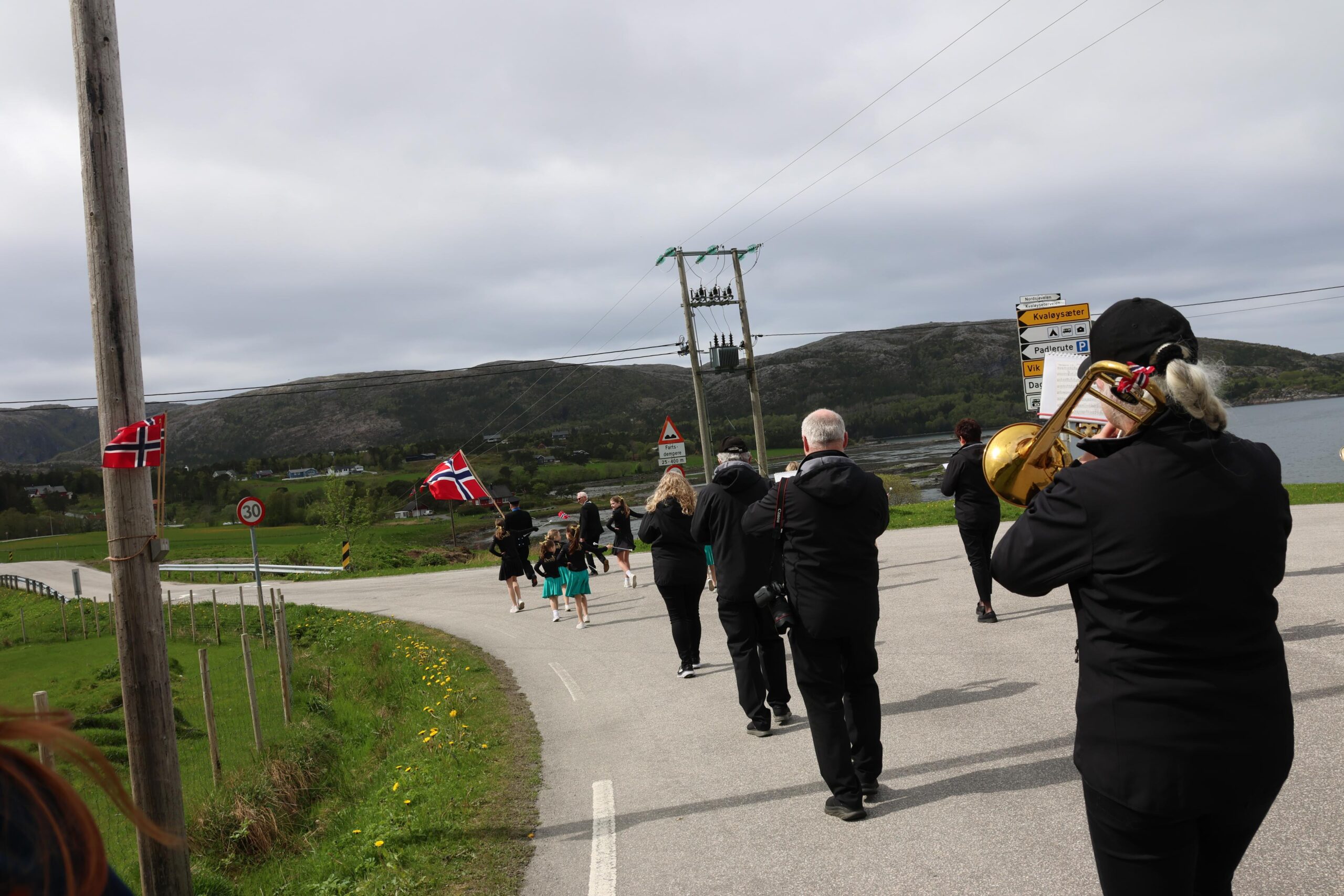 Vinden kjentes godt da toget gikk fra kirka til Framheim, men Flatanger musikkforening lot seg ikke stoppe av friskt v&aelig;r. 