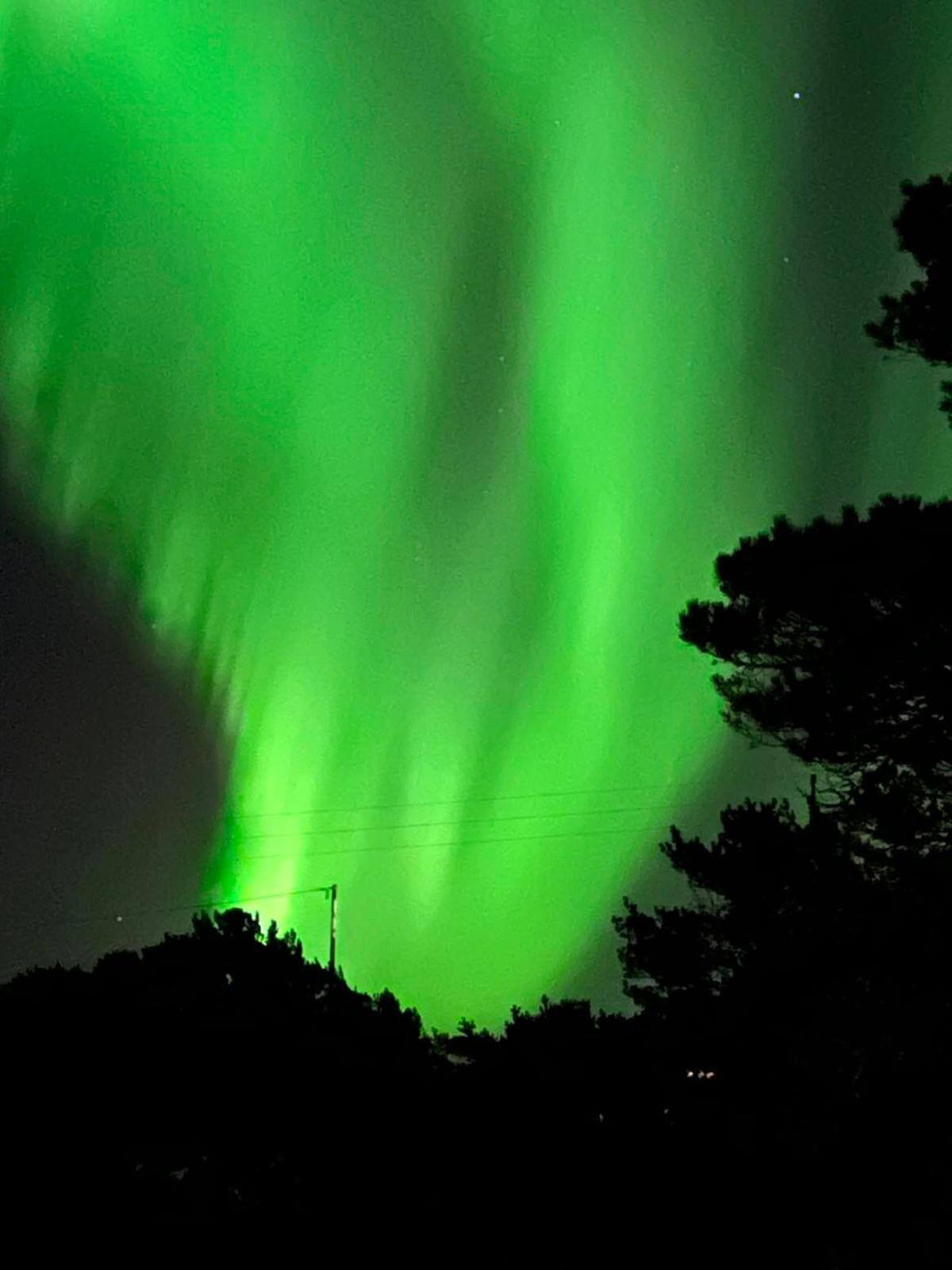 VIK: Nordlyset farget himmelen over Vik helt gr&oslash;nn. (Foto: Nina Haugberg Tiller)