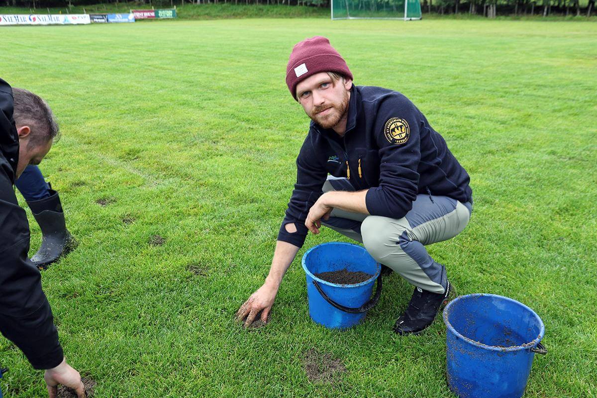 Karl Ivar Dahle H&oslash;stland oppfordrer folk til ikke &aring; kj&oslash;re p&aring; fotballbanen. B&aring;de fotballklubben og kommunen har lagt ned en stor innsats for &aring; forbedre banen, som her da det var dugnad p&aring; &aring; lufte banen ved &aring; stikke hull og det med sand, for &aring; forbedre dreneringa. (Arkivfoto)