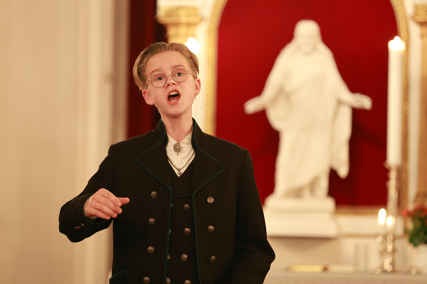 Isak Johannes Einvik sang "O helga natt", noe han gjorde med glans..