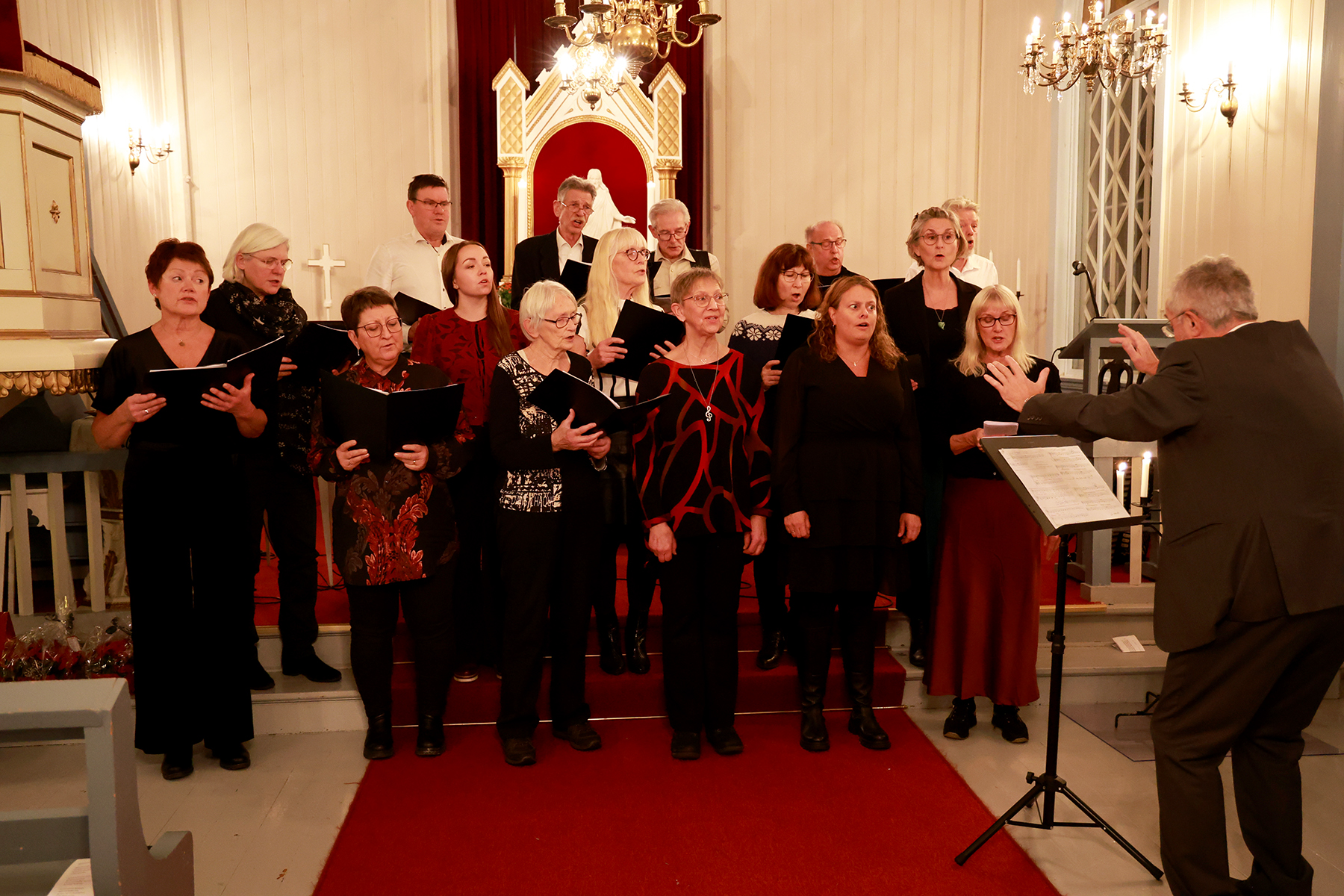    Korall fikk &aring;pne konserten med &laquo;Lys imot m&oslash;rketida&raquo; av Trygve Hoff og &laquo;Det lyser i stille grender&raquo; av Jakob Sande.