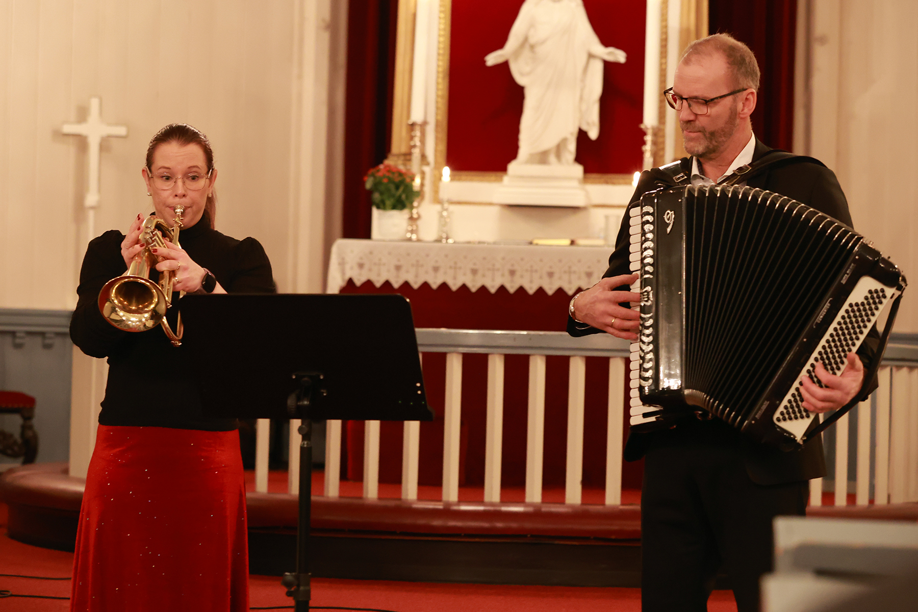 Kristin Einvik p&aring; flygelhorn og Stein Moe p&aring; trekkspill framf&oslash;rte den svenske julemelodien &laquo;Koppangen&raquo;.