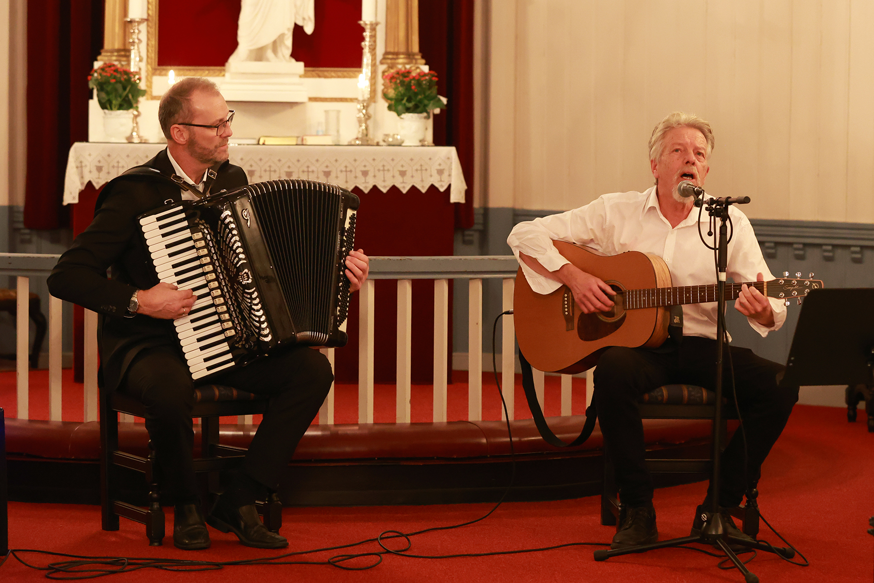 Stein Moe (til venstre) og Torbj&oslash;rn Lindseth framf&oslash;rte Alf Pr&oslash;ysens "Julekveldsvisa".