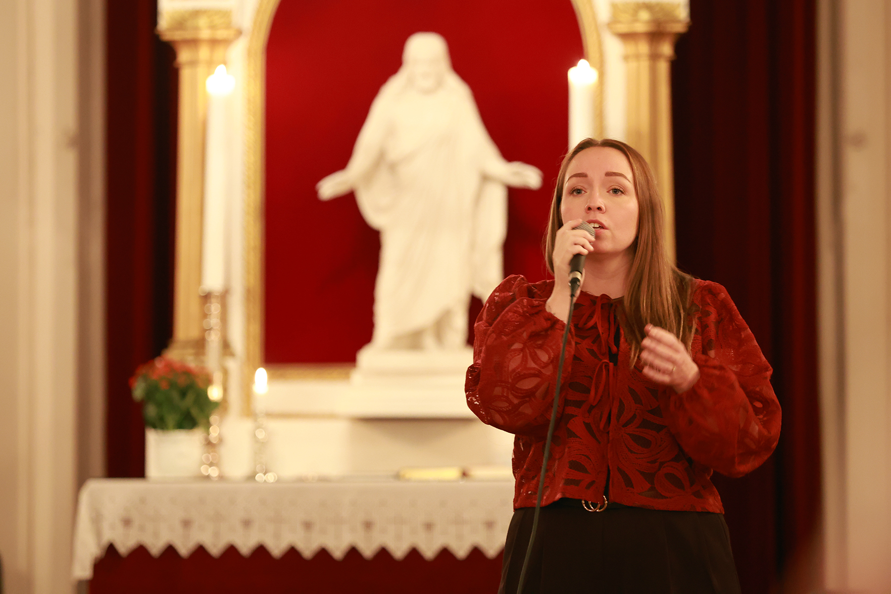 Thea Constanse Lindseth framf&oslash;rte vart og vakkert "Himlen i min favn", med melodi av Carola H&auml;ggkvist og tekst av Erik Hillestad.