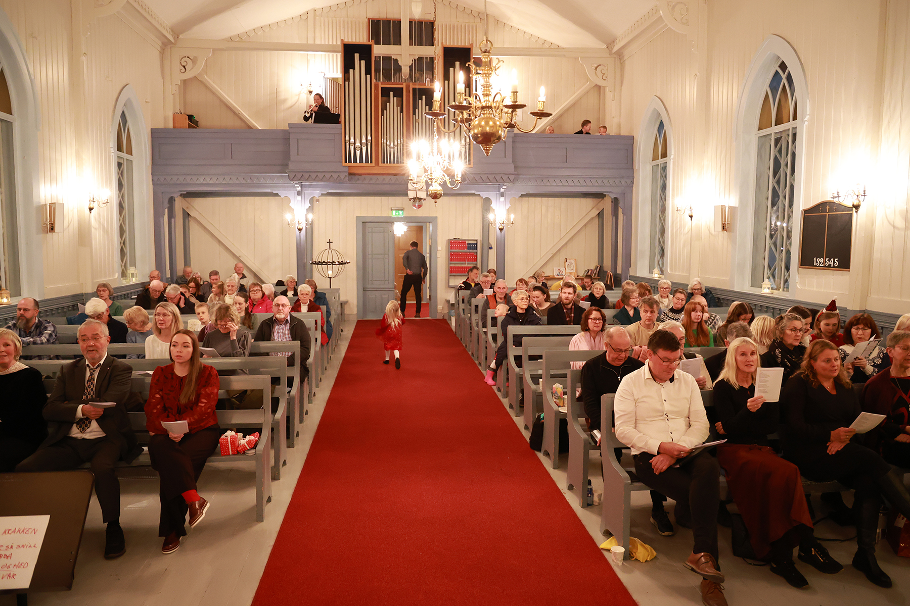 Alle som m&oslash;tte opp i kirka, fikk v&aelig;re med p&aring; fellessangen, og kvelden ble avsluttet med "Deilig er jorden".