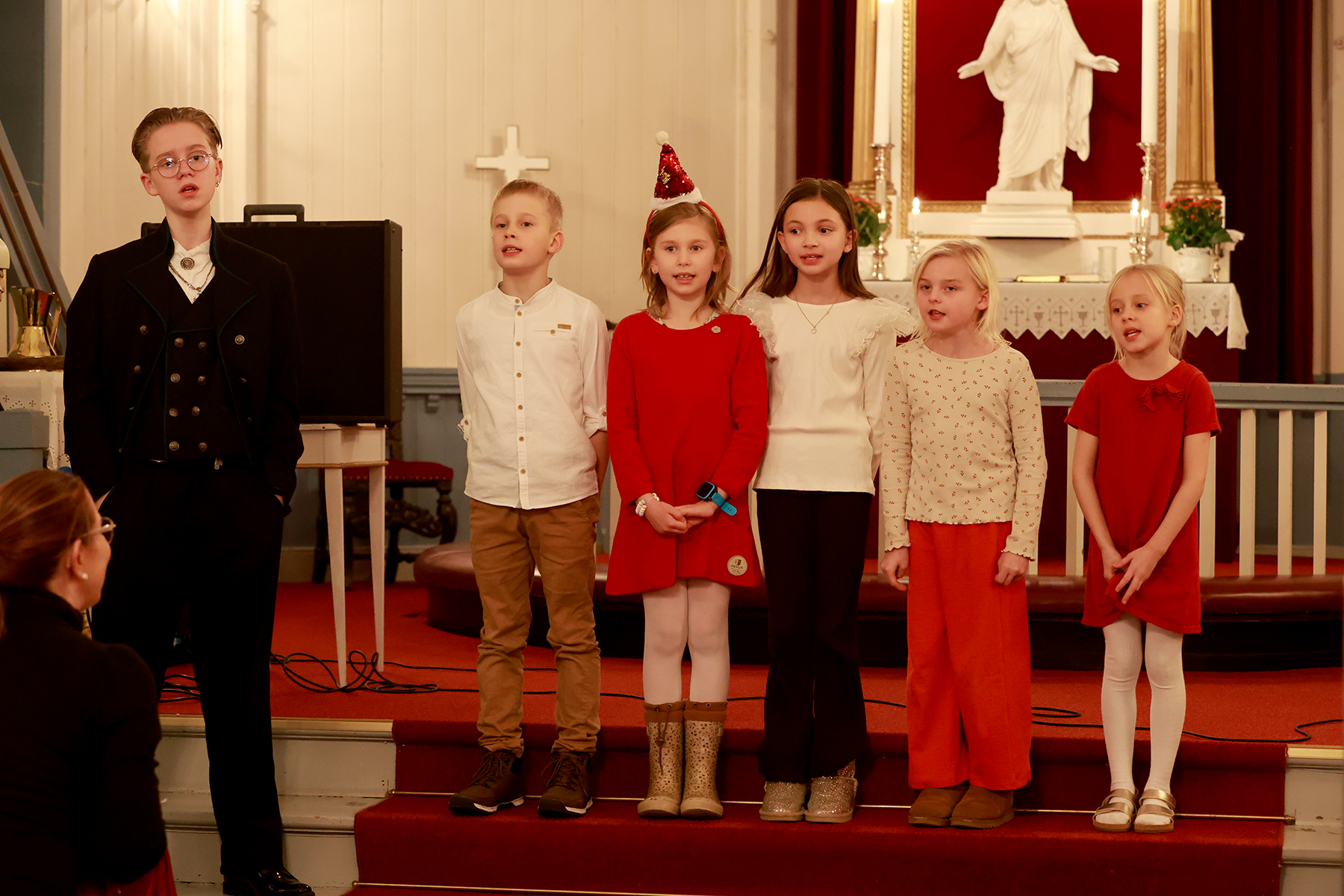 Barnekoret med elever fra kulturskolen sang to sanger i kirka og avsluttet med "Santa Lucia". Fra venstre: Isak Johannes, H&aring;kon, Liza, Nora og Kristin.