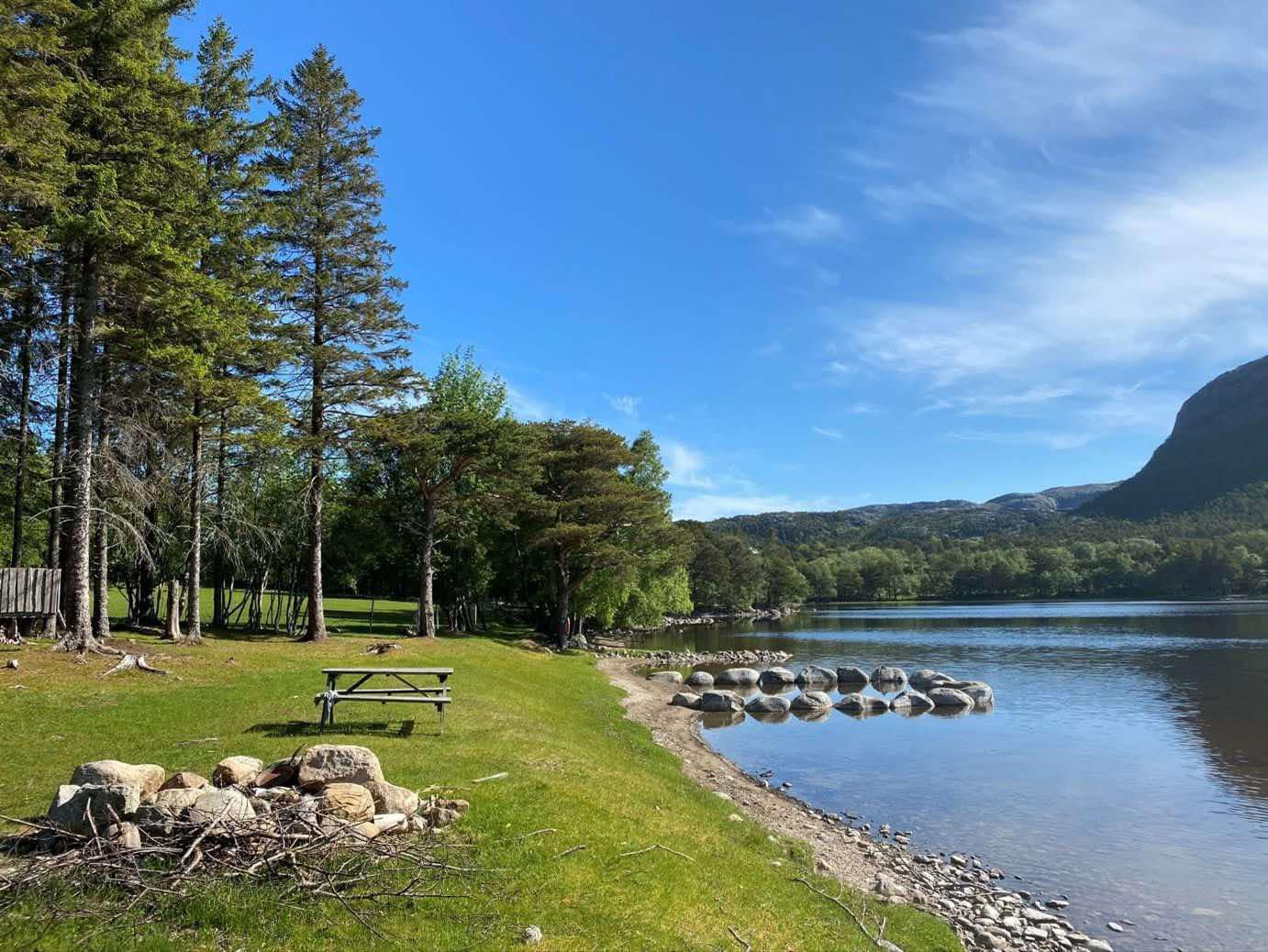 Mange har gode opplevelser fra Vikvatnet. Nå vil "Vikvatnets venner" gjøre området enda mer tilgjengelig for alle. Foto: Sissel Hustad.