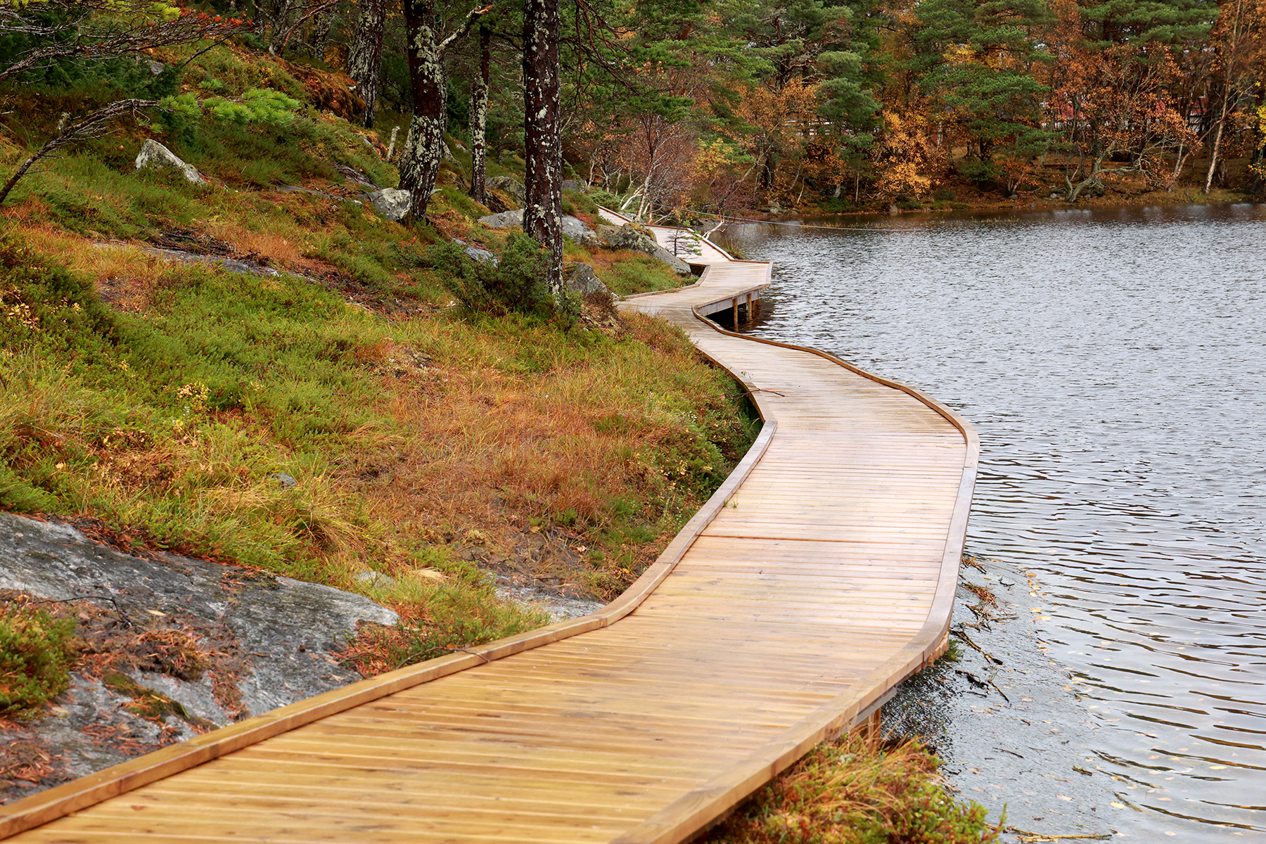 Der berget går helt ned til vatnet, er det bygd plattinger.