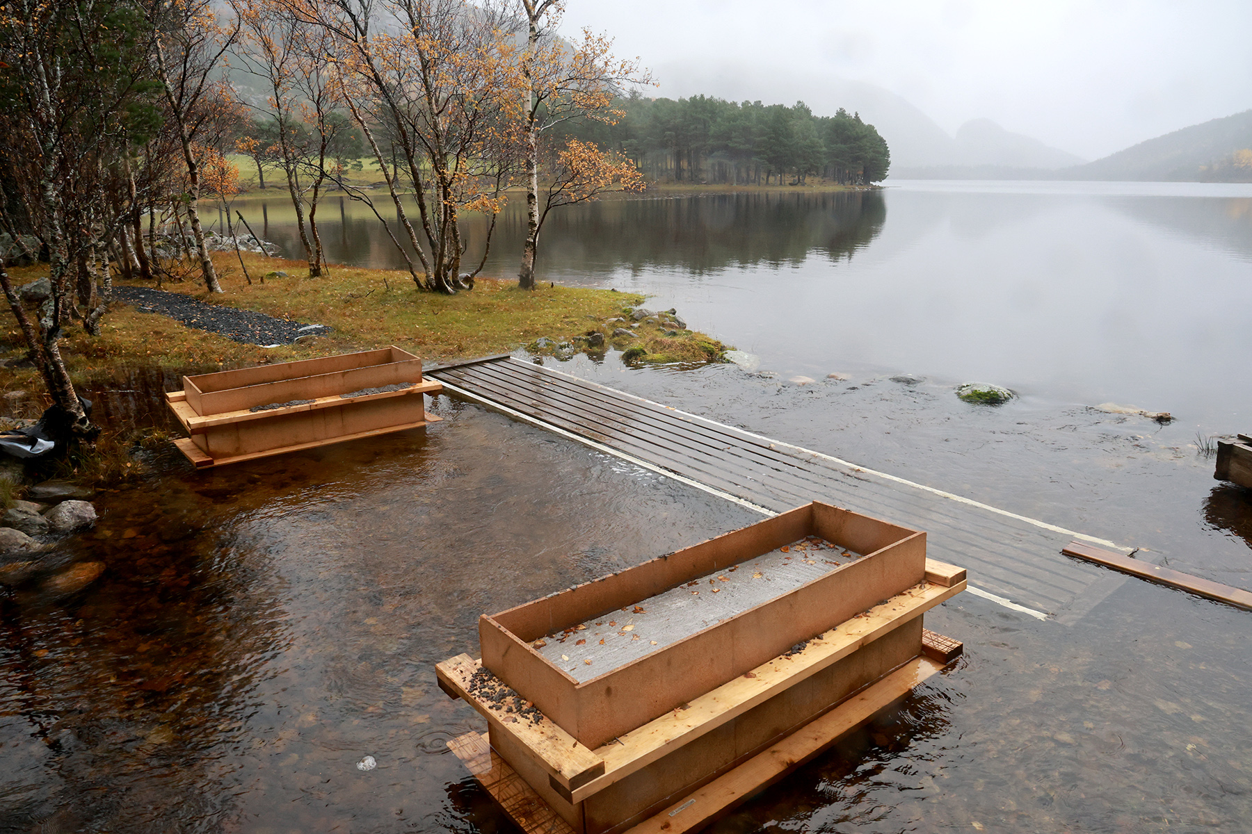 Her skal det bygges bru, og den jobben har to snekkere tatt på seg. Fundamentet er allerede støpt.
