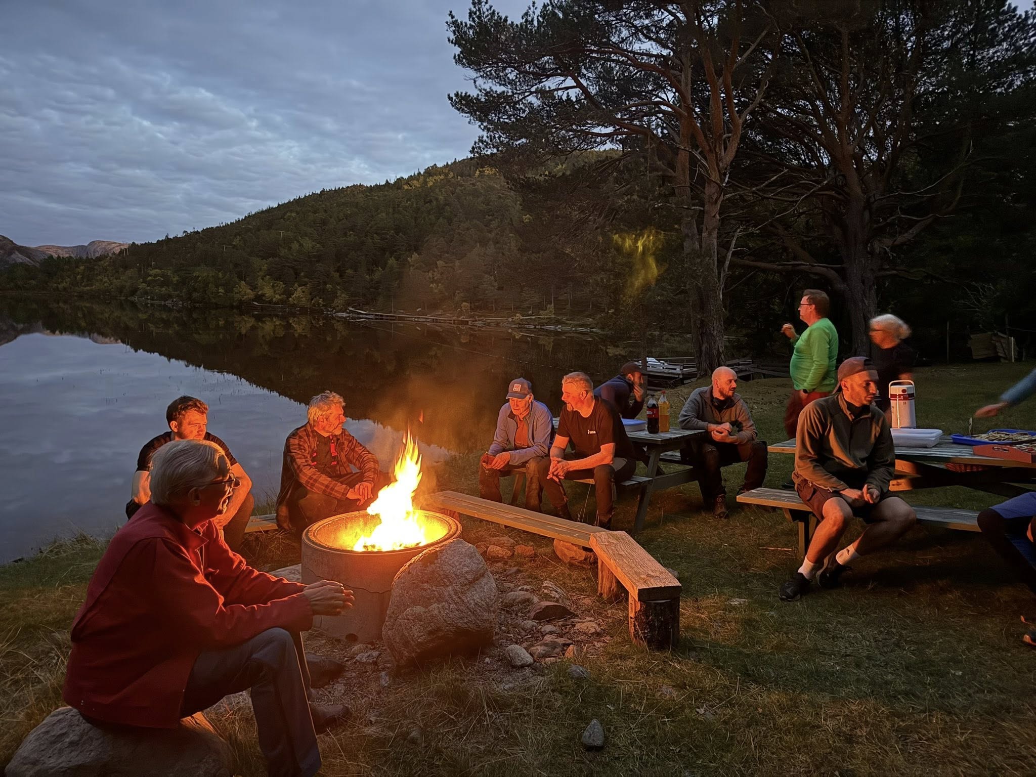 Det sosiale er viktig, og på hver dugnad er det matpause. Folk ringer for å tilby seg å lage mat til dugnadene. (Foto: Sissel Hustad)