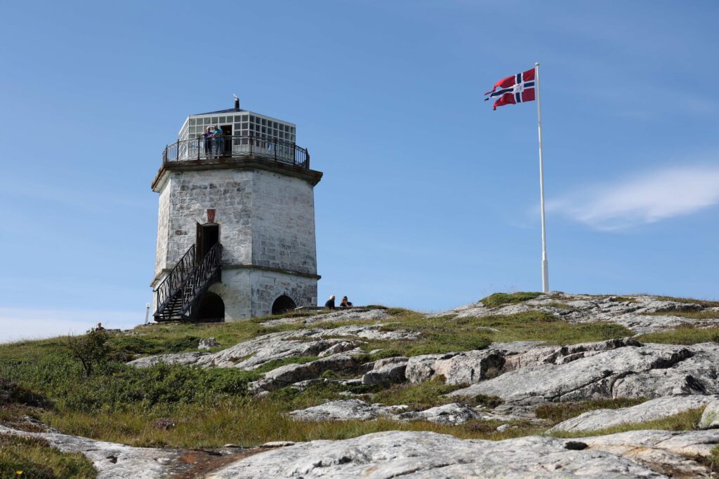Flaggstanga er ny i &aring;r. - Vi har sett n&oslash;ye p&aring; gamle bilder for &aring; finne den n&oslash;yaktige plasseringa, forteller Reidar Lindseth. 