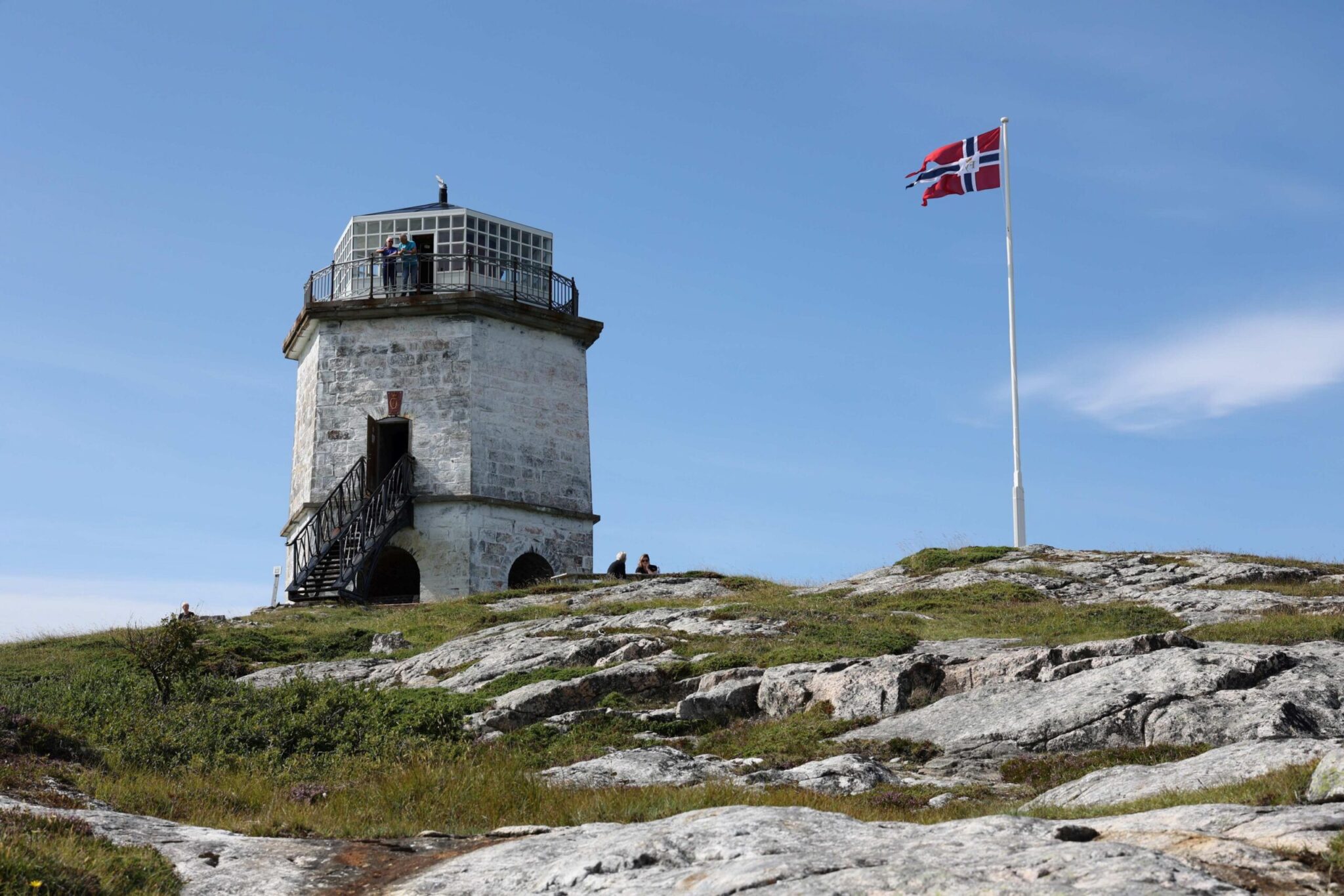 Flaggstanga er ny i &aring;r. - Vi har sett n&oslash;ye p&aring; gamle bilder for &aring; finne den n&oslash;yaktige plasseringa, forteller Reidar Lindseth. 