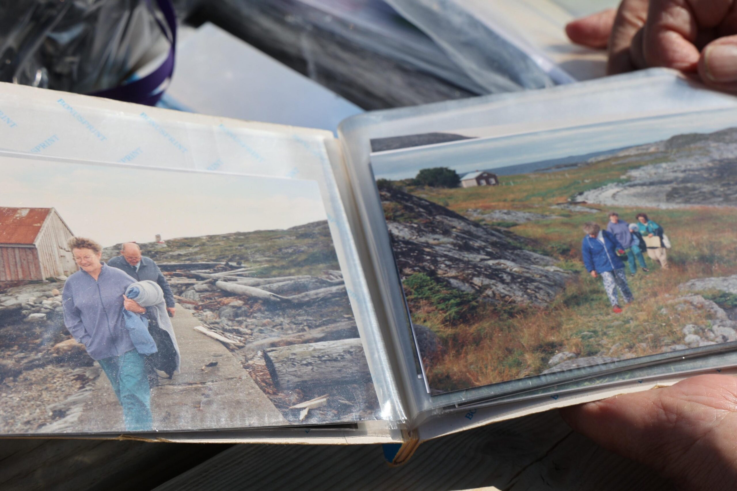 Joyce Peace viser fram bilder fra forrige Villa-tur. K&aring;re Iversen g&aring;r bak. 