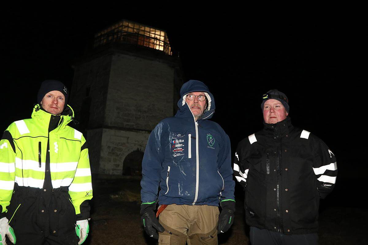 Magnus Staven (til venstre), Reidar Lindseth og B&oslash;rre Olsen trosset sammen med Flatangernytt v&aelig;ret og s&oslash;rget for lys og bilder fra Villa fyr.