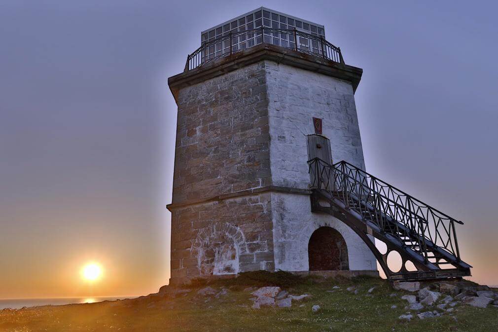 Fyret er bygget av granittstein, kleberstein og murstein