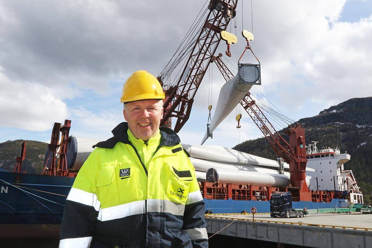 Stig Tore Laugen i TrønderEnergi var glad da transporten av vindturbiner til Sørmarkfjellet kunne starte mandag.