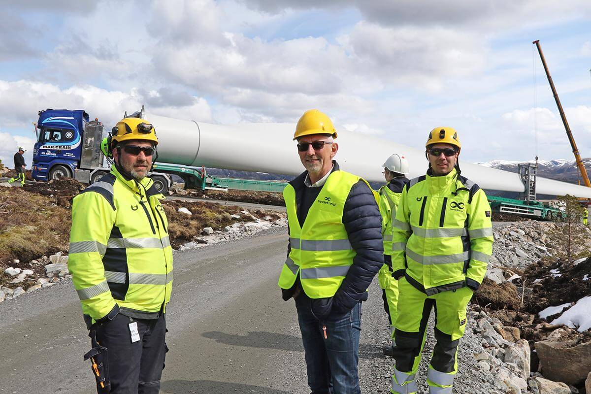 Ordfører Olav Jørgen Bjørkås sammen med de to flatangringene som har fått jobb i Sørmarkfjellet vindkraftverk, Pål Hågensen (til venstre) og Thomas Fallet.
