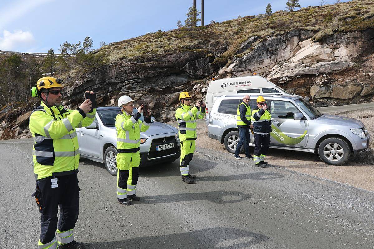 Flere enn Flatangernytt ville sikre seg bilde og film da den første vingen ble transportert opp på fjellet. Fra venstre: Pål Hågensen, Hanne Louise Moe, Thomas Fallet, Olav Jørgen Bjørkås og Stig Tore Laugen.