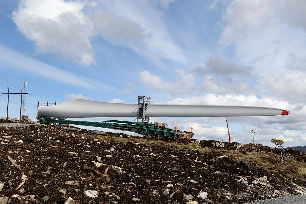 Et slikt blad har falt ned fra en av vindturbinene i Sørmarkfjellet. Dette bildet er da turbinbladene ble fraktet opp under bygging. (Arkivbilde)