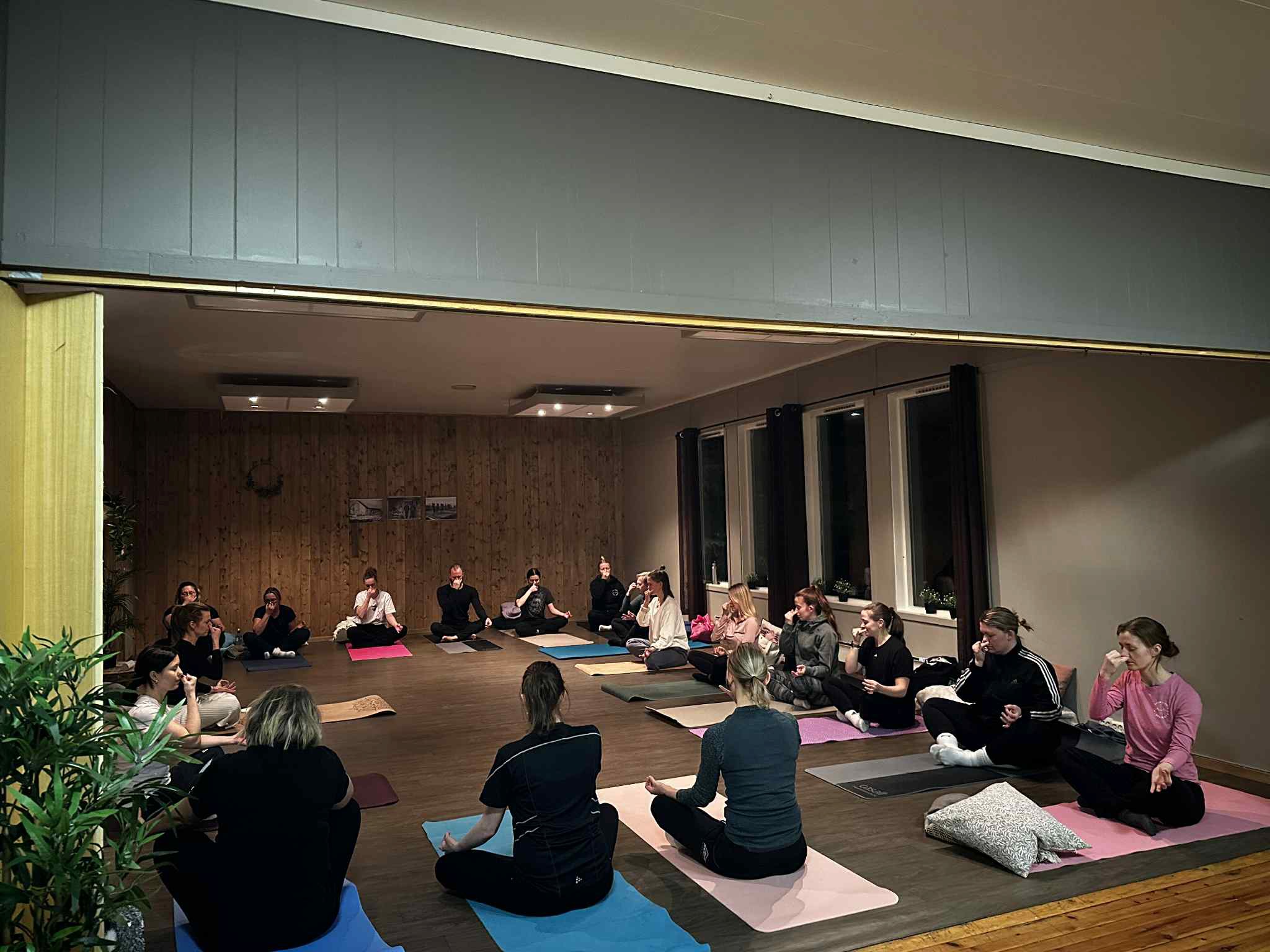 Yoga er mer enn bare bevegelse. Her gjør deltakerne en pusteøvelse.