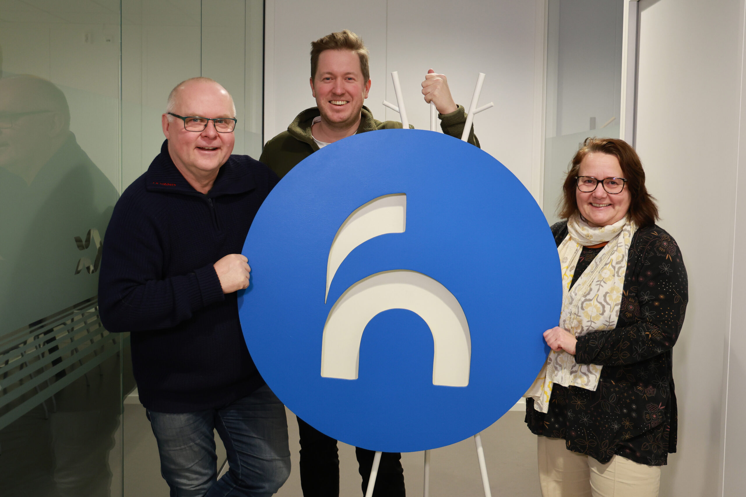 Flatangernytts ansatte gleder seg til å ta i bruk den nye plattformen. Fra venstre: Redaktør og daglig leder Ove Magne Ribsskog, markedssjef Jens Martin Olsen og journalist Turid Kjendlie. (Foto: Solveig L. Sivertsen)
