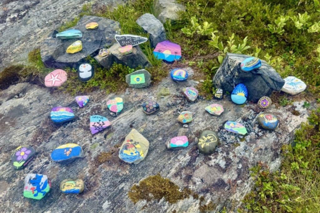 Familien står bak ideen om å merke stien til Villa fyr med malte steiner. Dette er årets produksjon.