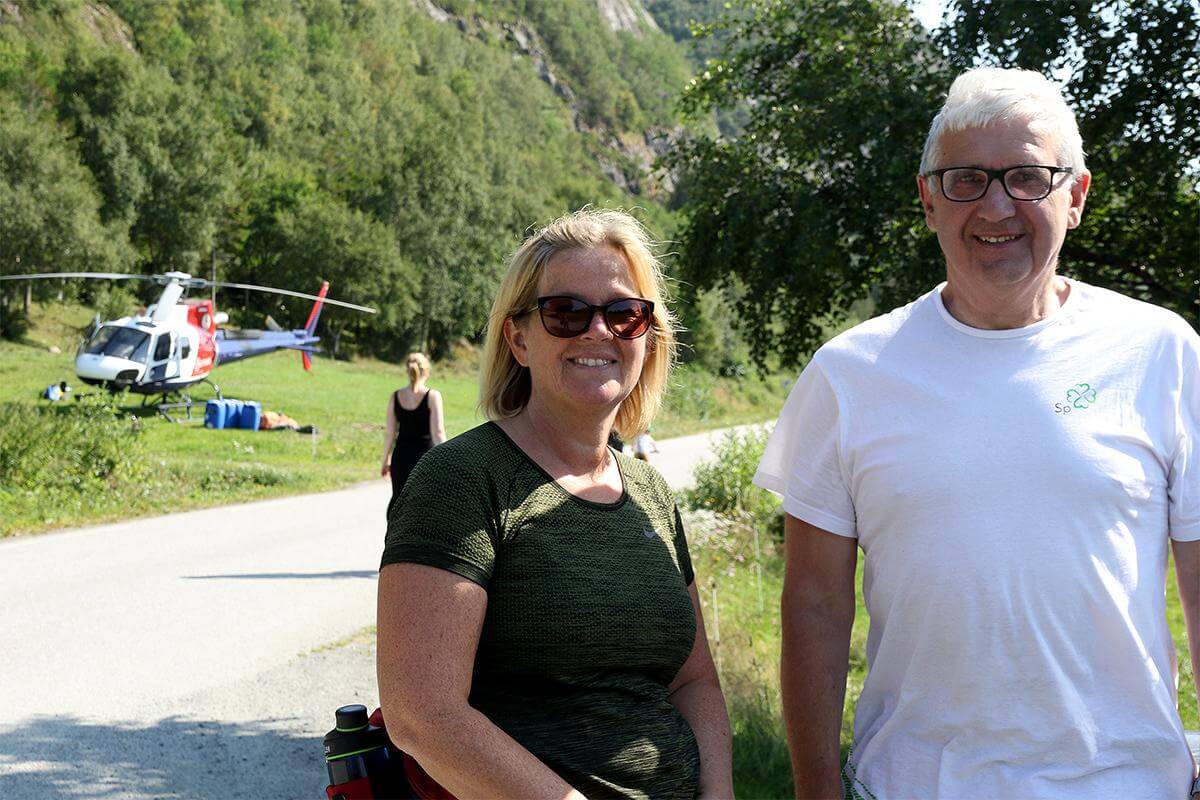 Leder Beate Ramberg Myren og nestleder Trond Strøm fotografert i sommer da elementer og vinduer til utsiktshytta ble fraktet opp på fjellet med helikopter. (Foto: Kathinca Andersen Hilstad)