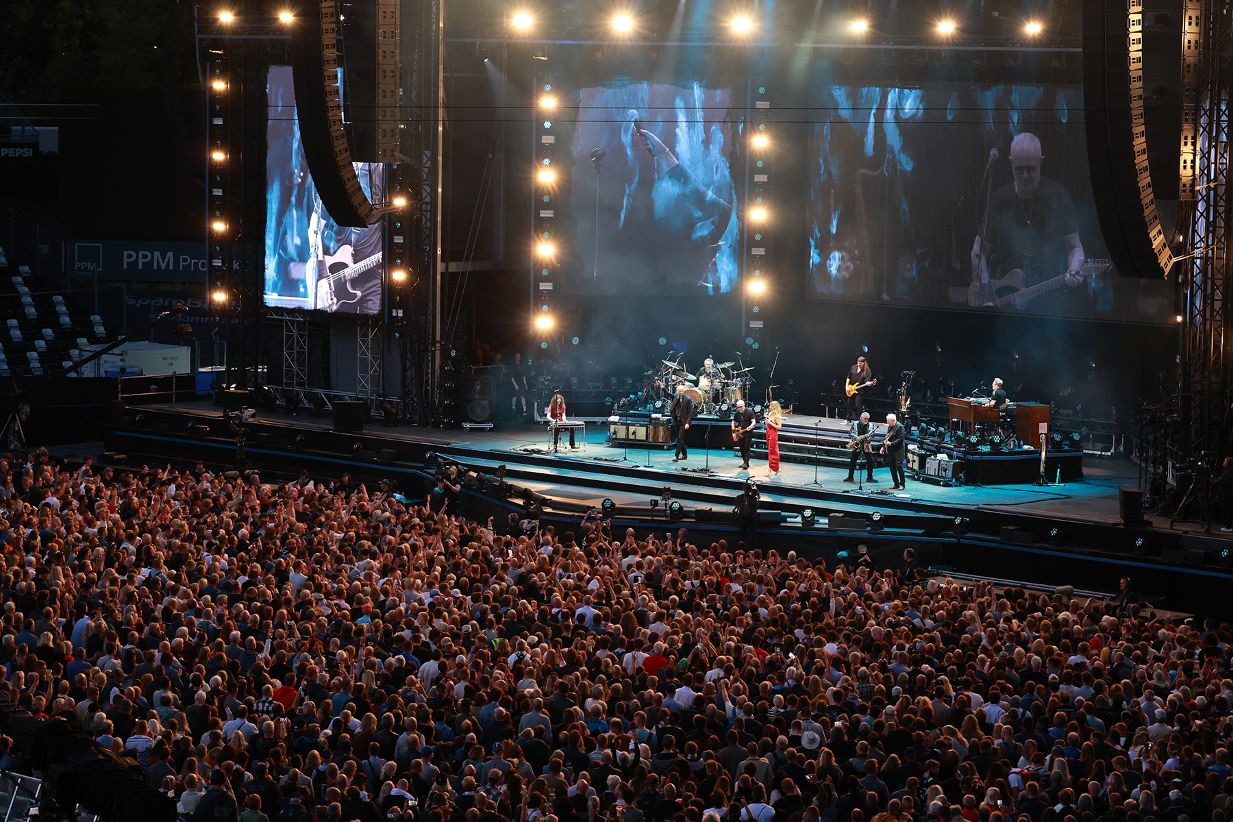 &Aring;ge Aleksandersen og Sambandet gikk p&aring; scenen klokka 20, og &Aring;ge hadde invitert med seg flere gjesteartister, blant andre Sivert H&oslash;yem og Ingebj&oslash;rg Bratland. 