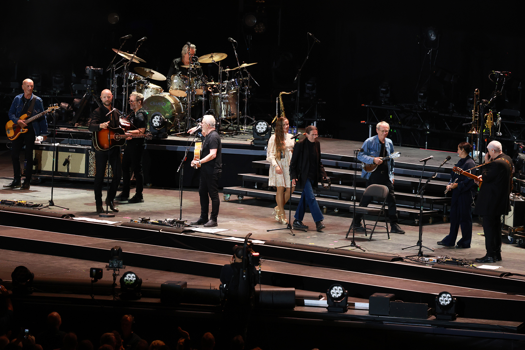 Nesten hele Prudence kom på scenen og var med på "14 pages". Fra venstre: Kjell Ove Riseth, som spilte bass i Prudence, Sivert Høyem, Terje Tranås, Åge Aleksandersen, Line-Sofie Aleksandersen, Kåre Skevik, trommis i Sambandet, Johan Tangen, mandolin, Kine Wallum og Gunnar Pedersen. Kine og Stian Wallum deltok begge, og de er Per Erik Wallums barn. Han gikk bort i kreft i 1990. (Foto: Ove Magne Ribsskog)