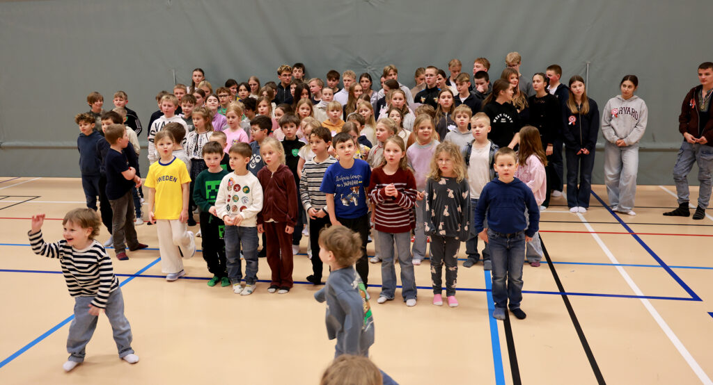 Den internasjonale kvelden ble avsluttet med at alle elvene sang "Barn av regnbuen", og noen underholdt med dans.