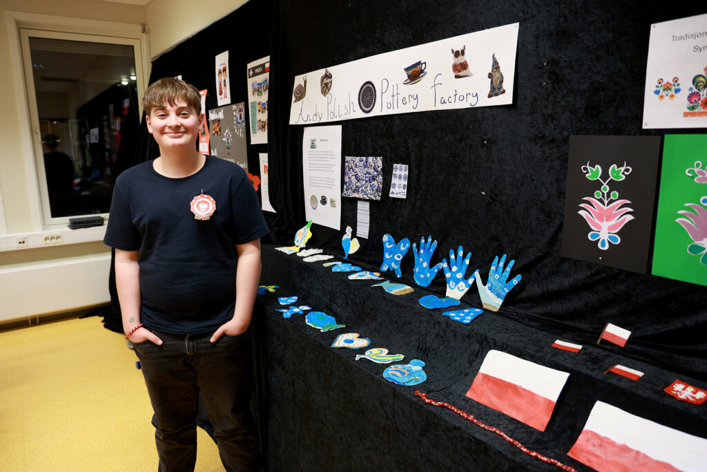 Polsk pottemakerkunst og polske komponister var noe av det Håkon kunne presentere i utstillinga om Polen.