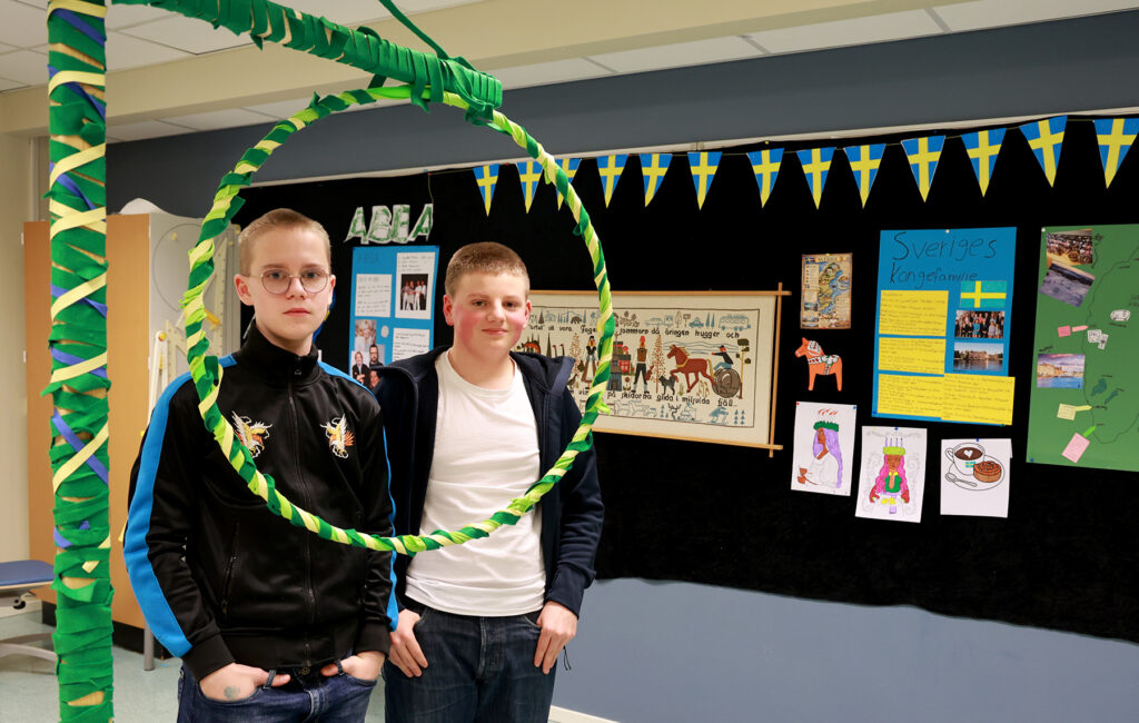 Midtsommarstanga var på plass i klasserommet der Sverige ble presentert. Isak (til venstre) og Edvin var to av elevene på gruppa om presenterte broderfolket i øst.