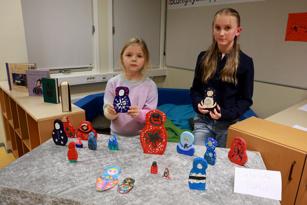 Ulrika (til venstre) og Mille hadde studert Russland, og hele gruppa hadde lagd hver sin babuska-dokke.